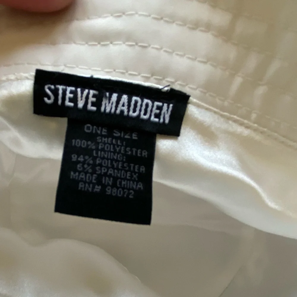 STEVE MADDEN bucket hat! Satin Lined( see pic for all details & measurements!!)